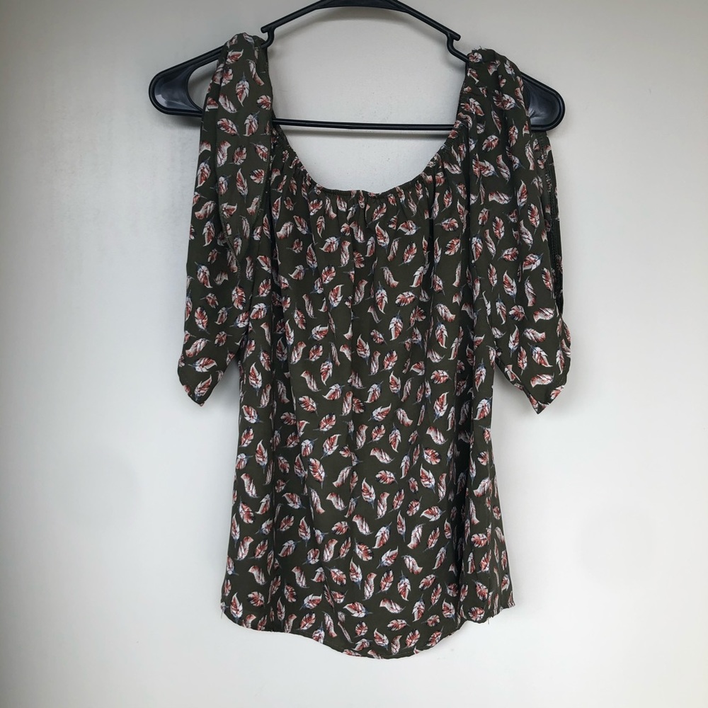 ❄️ Hunter Green Scoop Neck Feather Pattern Blouse